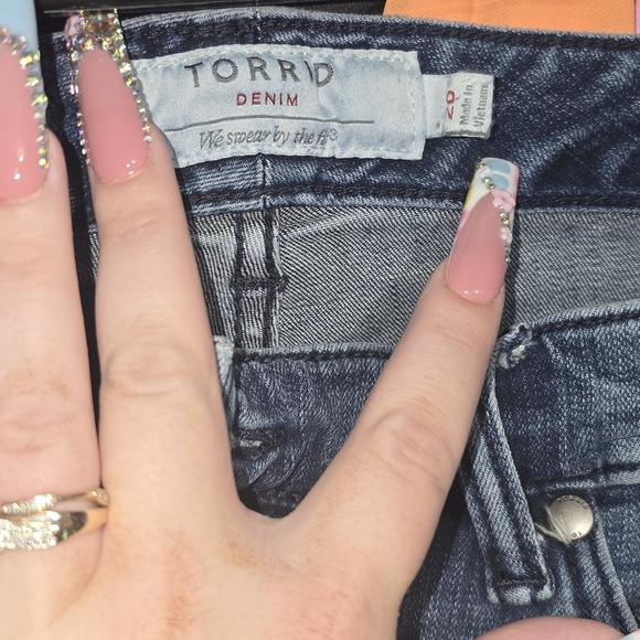 Torrid 20 Embroidered High Rise Short Short - Dark Wash - Picture 3 of 5